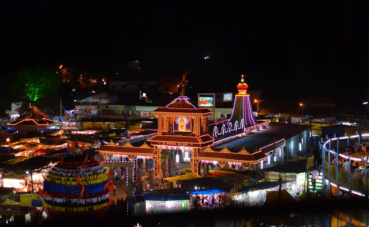 मिरवणुकीत भव्य सजवलेले हत्ती